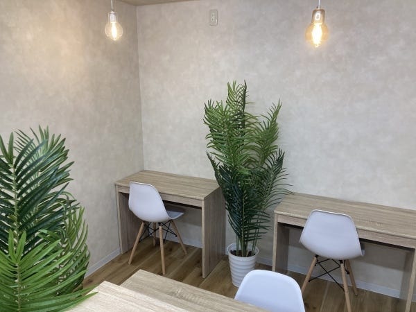 教室の自習スペースです。カフェのような雰囲気♪