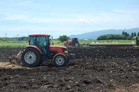 トラクターによる畑の耕うん作業をしています☆