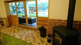 薪ストーブが付いた地域交流スペース（紡木長屋）