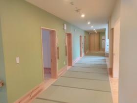 紡木長屋内装 足腰に優しい畳張りの廊下