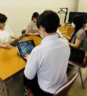 オフィスの様子（出かける前の準備をしています）