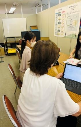 オフィスの様子（打ち合わせをしています）