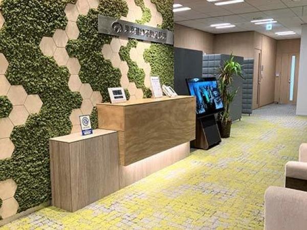 勤務頂くオフィスの受付です。東京建物の歴史や「Brillia」マンションのCMをご覧頂けます。