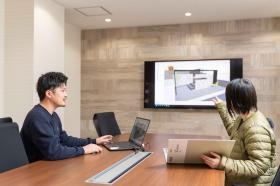 営業担当。事務所でお客様とのお打ち合わせ。