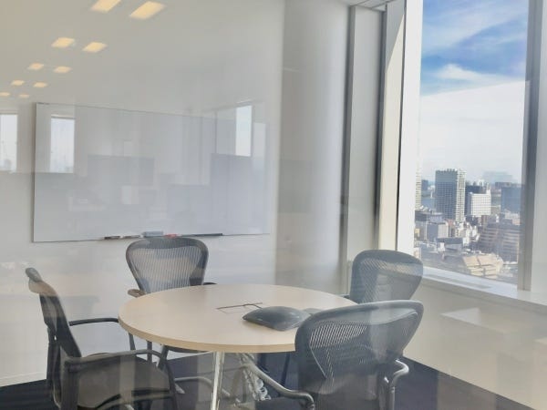 ミーティングルームやミーティングブースも複数完備しております。