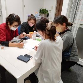 カンファレンスで利用者さんのケアについて話し合います