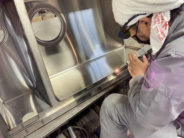 弊社の強みのひとつである経験豊富な溶接職人は、技術だけでなく、お客様の安全や使いやすさまでを考慮し、ものづくりに励んでいます。