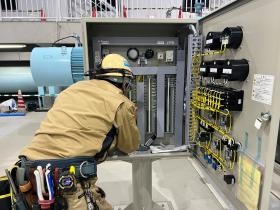 【工事の様子】機器ケーブル接続工事