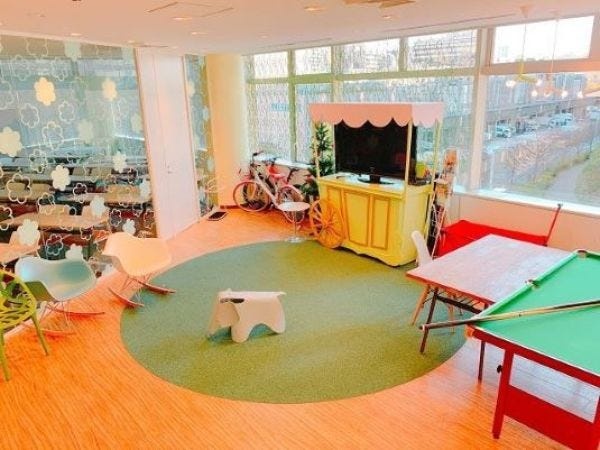 本社にあるフリースペースではビリヤードやダーツ、卓球など社員がリフレッシュできる憩いの場になっています。