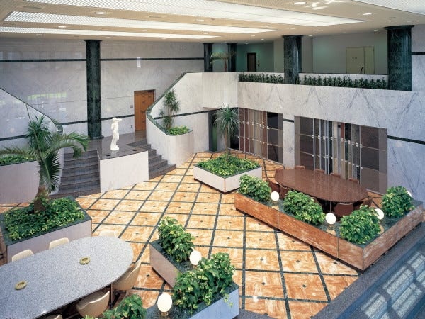 弊社の岐阜工場エントランス：壁にはイタリア産の白大理石（石種名ビアンコカララ）を使用した綺麗なエントランスです。