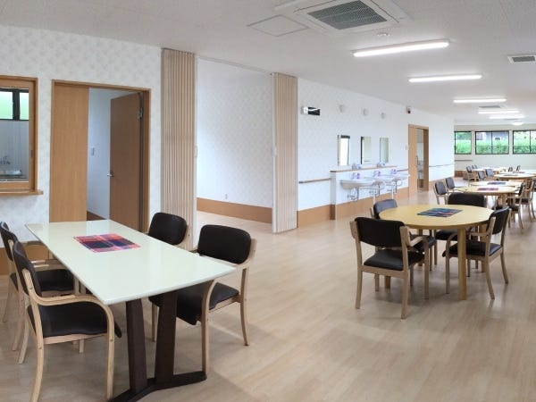 明るく清潔なホールです。ご利用者のご様子も見守りやすいスペースです。