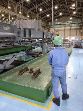 クレーンを使って製品を移動中