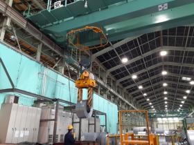 クレーンを使って材料を移動中