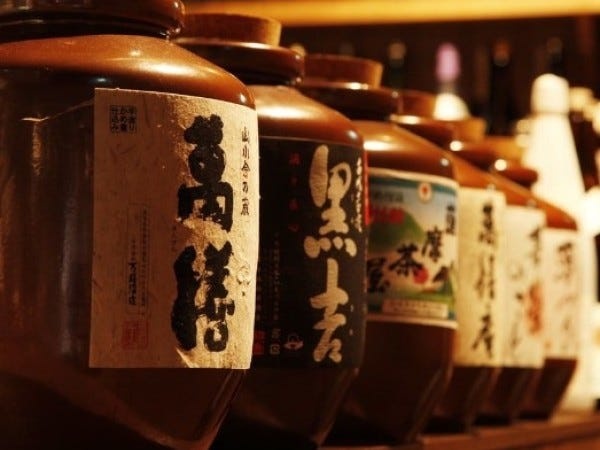 料理に合う本格焼酎と日本酒を多種多様に用意。店長自ら各地に足を運んで仕入れています。こだわりの店舗は、赤坂見附駅より徒歩3分と通勤にも便利。