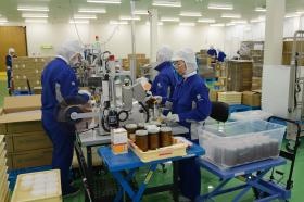 製造現場（包装作業）