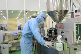 製造現場（充てん作業）