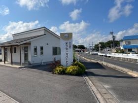 ４３１号線より川沿いに進んですぐ看板がみえます