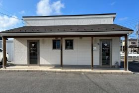 ４３１号線より川沿いに進んですぐ看板がみえます