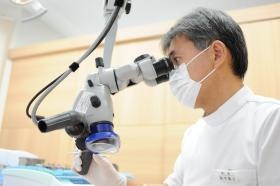 マイクロスコープを使用した拡大視野での診療を行っています