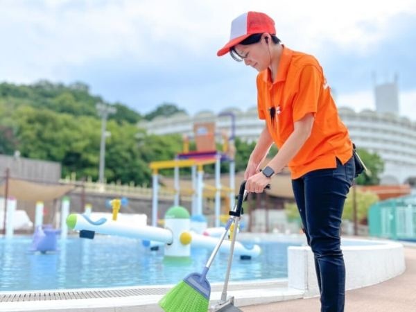 《屋外プールの清掃》お客様に気持ちよく楽しんでいただく空間づくり♪（床洗浄やトイレ清掃、ゴミ回収など）