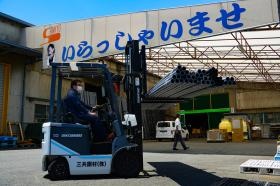 当社は他社に比べ広い敷地に広い倉庫・テントがあります。