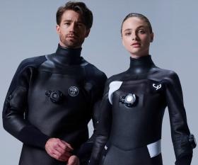 ダイビング用ドライスーツ