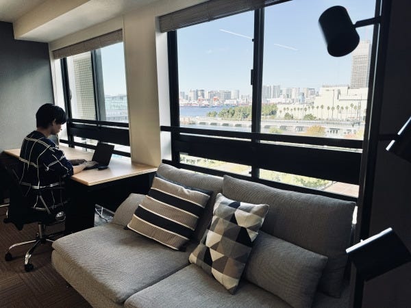 目の前はお台場の海、休憩用のソファも用意しております！