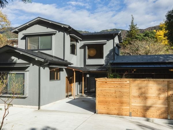 宿の外観です。古民家を骨組み以外は立て直していちから建築した綺麗な宿です。