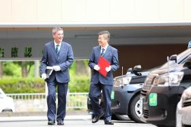 車庫内で同僚と会話