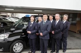 社屋正面玄関で同僚と撮影