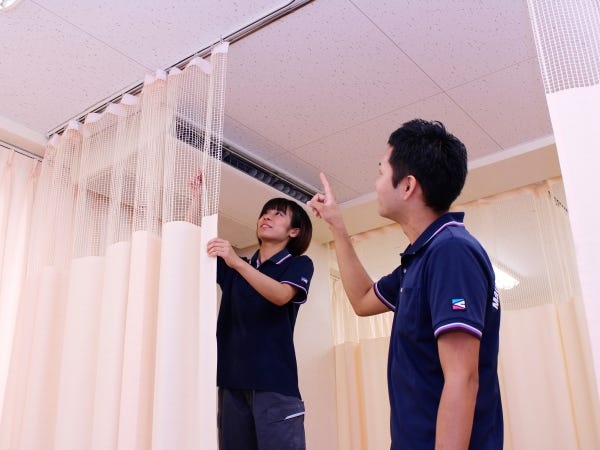 クリーニング間の代替カーテンの在庫管理。