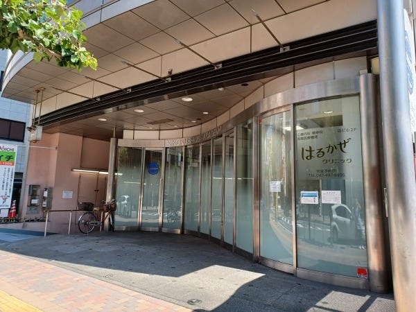 正面玄関の左手から地下へ行くとエレベーターがあります。当院はここの２階です。