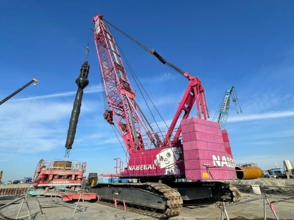 地中深くにある杭を抜いていきます。長いもので60m以上もあります！