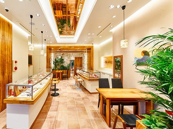 ハワイアンミュージックを聴きながら、ハワイ気分を楽しめる落ち着いた店内。休憩時間は福利厚生を利用したコーヒーブレイクのご用意もあります！