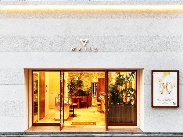 お客様との距離感が近いのが特徴。一組一組じっくりご案内出来、常連さんがふらっと遊びに来てくださるあたたかな店舗です。