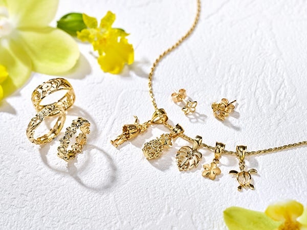 お客様の理想のジュエリー選びのお手伝い。ご婚約・ご結婚指輪を始め、ペンダントやピアスなどのファッションアイテムも取り扱っています。