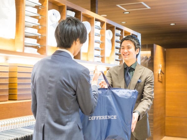 不動産営業・生命保険会社やメーカーの営業の販売スタッフ・オーダースーツ販売・接客（第二新卒歓迎・スーツに縁がなかった方も大歓迎）