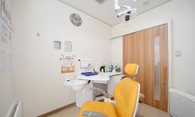 個室診療室あり、患者様とのコミュニケーションを楽しんでいます