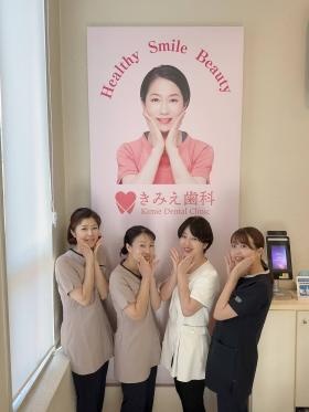 院内研修後、外部講師と撮影。和気あいあいと（医院玄関にて）