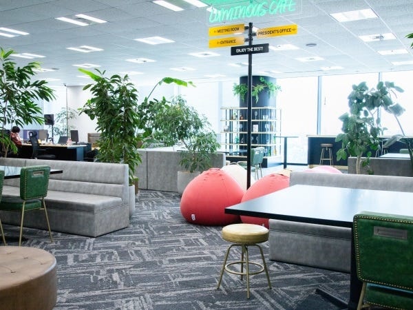 東京本社のオフィスの休憩スペースです。綺麗なオフィスビルで働けます♪