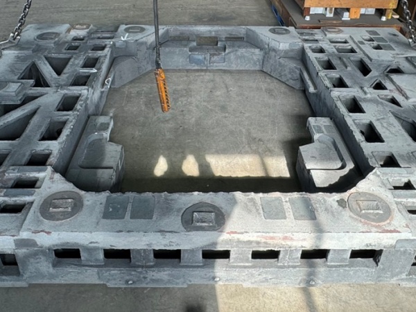 フラットパネルディスプレイ製造装置に使われている大きさ27,000㎜×3,800㎜の鋳物