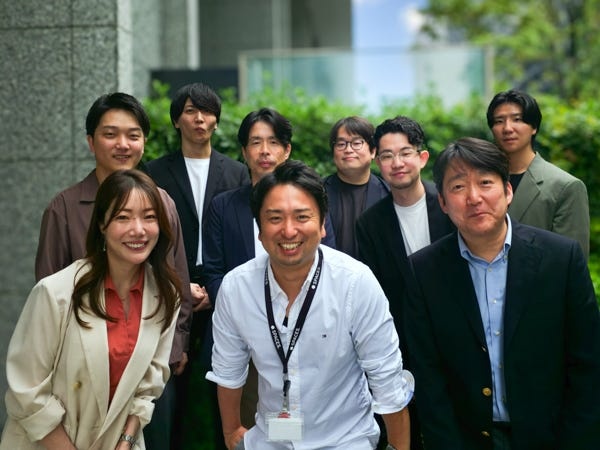 一緒に働くメンバーです。前列中央が代表の橋本です。