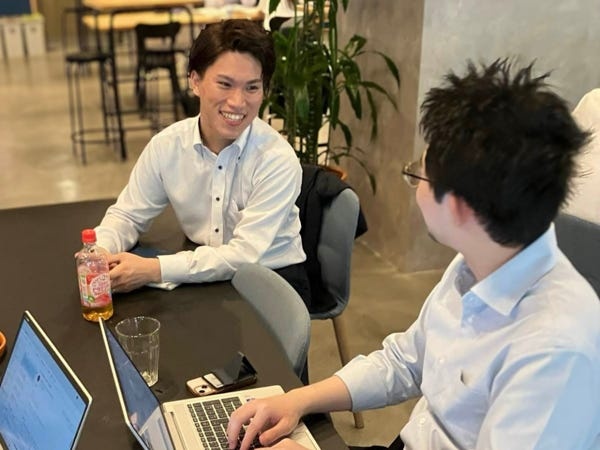 出社のタイミングが合えば、対面でミーティングをすることも。貴重な機会。