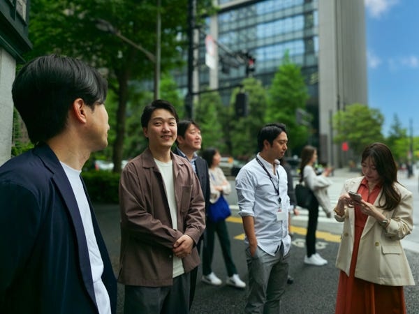 ランチに向かう何気ないワンシーン。その間、タクシー手配など行ってくれていた社員。自律的で気配りある、人好きなメンバーが揃っています。