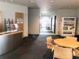 ９階一番奥の明るい部屋の９０４と９０５号室です。