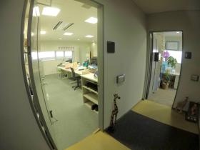 左：９０５事務所９０５ 右：９０４所長室兼来客打ち合わせ室