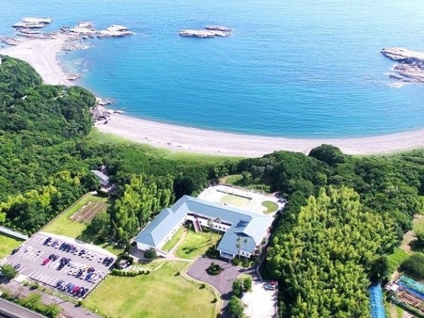 白浜本社です。真後ろには海が広がっています！ワーケーションにピッタリのオフィスです。