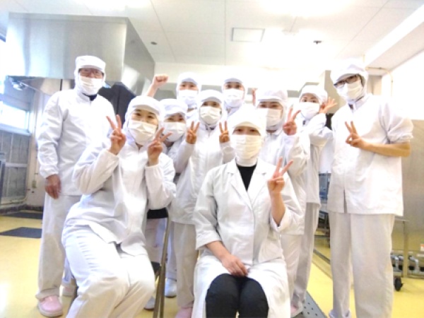 給食室で働くみなさんの様子