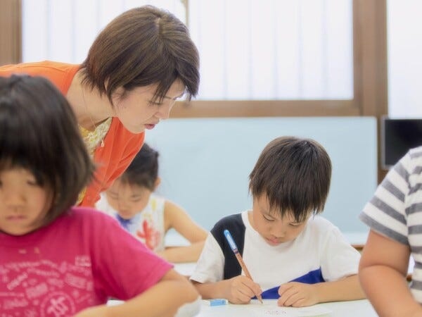 人口密度が高い地域に直営教室があります。担当教室では、子どもたちの自学自習をサポートします。
