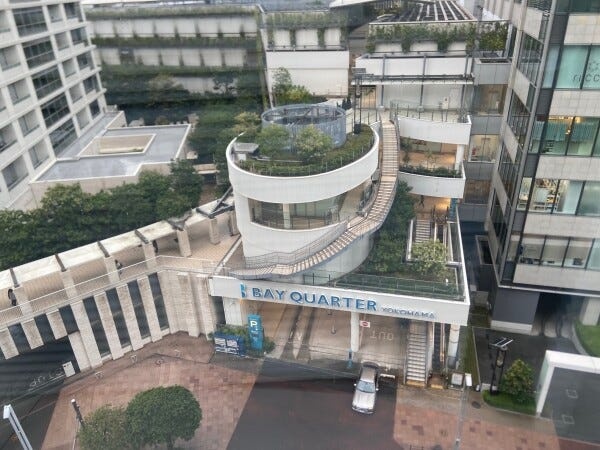 オフィスの窓から望む「横浜ベイクォーター（約80店舗集結）」。シーバス乗場もあり、赤レンガ倉庫や山下公園など観光名所へのアクセスも便利です。